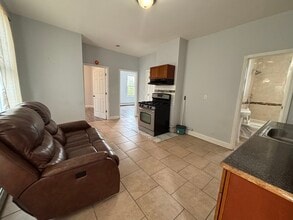 218 Geneva St, Unit 6 in Elizabeth, NJ - Foto de edificio - Building Photo