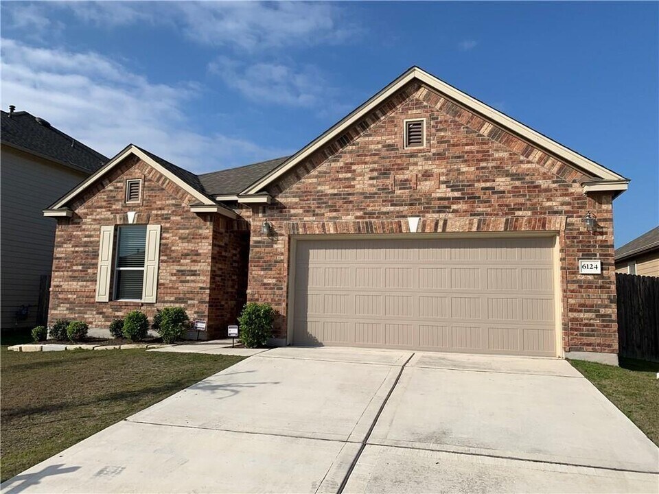 6124 Mantalcino Dr in Round Rock, TX - Foto de edificio