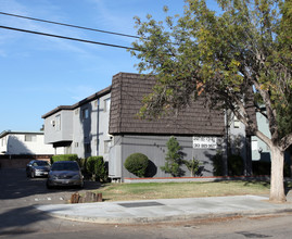 6819 Variel Ave in Woodland Hills, CA - Building Photo - Building Photo