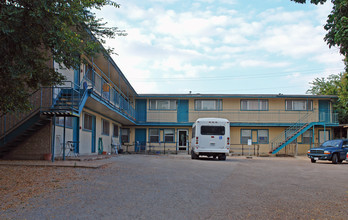 1334 Lamar Square Dr in Austin, TX - Foto de edificio - Building Photo