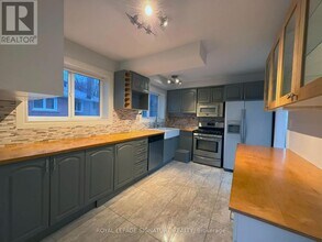 2 Windover Dr in Toronto, ON - Building Photo - Building Photo