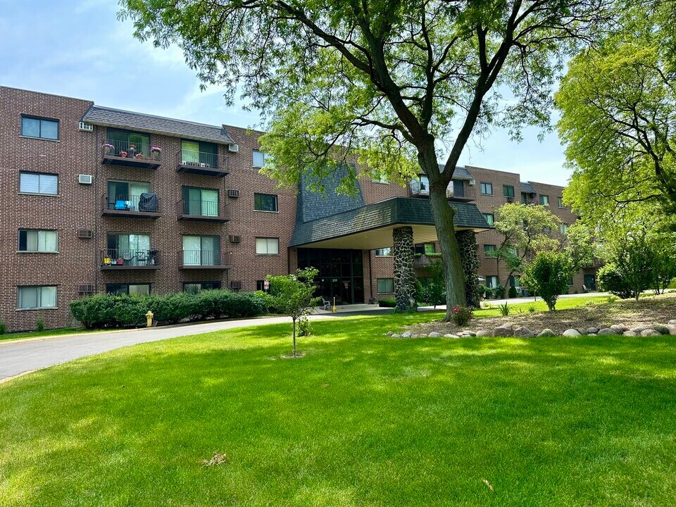 235 N Mill Rd in Addison, IL - Building Photo