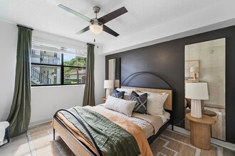 Cortland Kings Meadow in Miami, FL - Building Photo - Building Photo