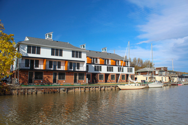 Boathouse Landing on Cayuga Inlet in Ithaca, NY - Foto de edificio - Building Photo