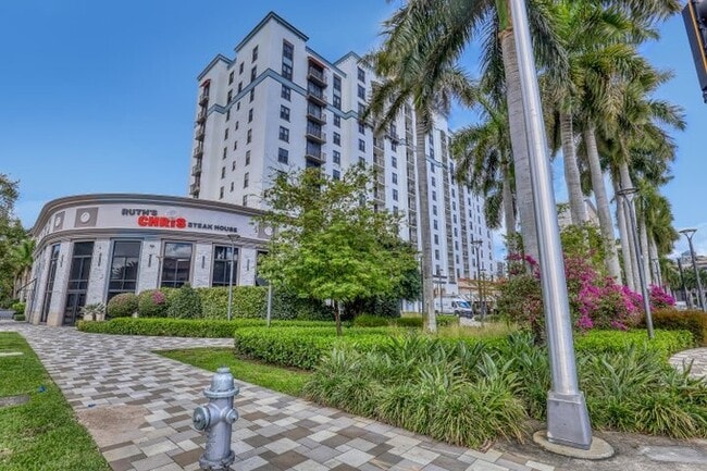 651 Okeechobee Blvd in West Palm Beach, FL - Building Photo - Building Photo