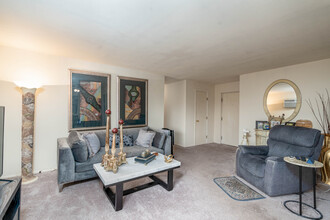Mayland Manor Apartments in Mayfield Heights, OH - Foto de edificio - Interior Photo