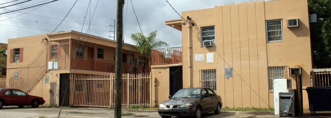 1118-1126 NW 1st Ct in Miami, FL - Foto de edificio - Building Photo