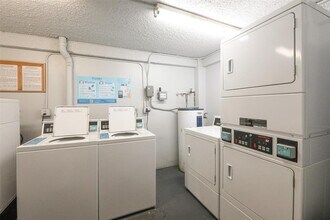 113 Royal Park Dr, Unit 1H in Oakland Park, FL - Building Photo - Building Photo
