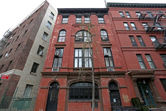 70 Barrow St in New York, NY - Building Photo - Building Photo