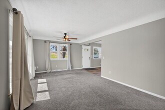 135 Elm St in Carlisle, IA - Building Photo - Building Photo