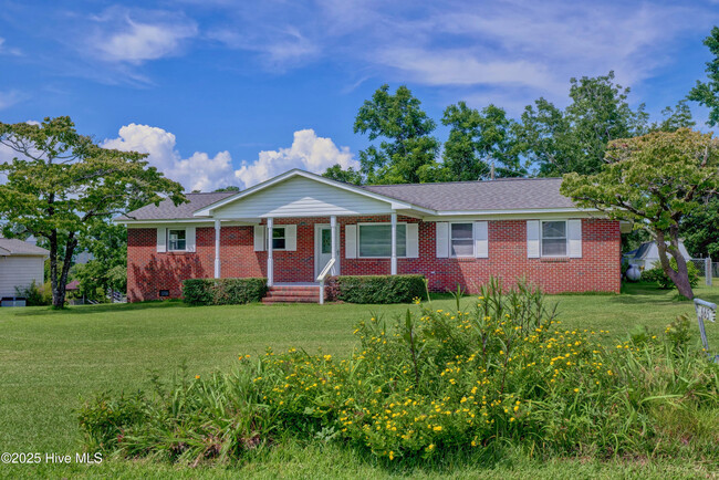 665 Hughes Rd in Hampstead, NC - Building Photo - Building Photo