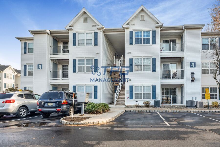 414 Waterford Dr in Edison, NJ - Building Photo