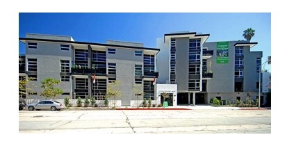 Sunset Silver Lake in Los Angeles, CA - Foto de edificio - Building Photo