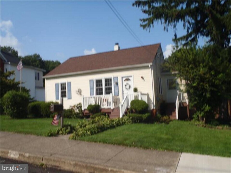 415 Washington Ave in Sellersville, PA - Foto de edificio
