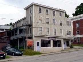 19 Harrison Ave in Barton, VT - Foto de edificio
