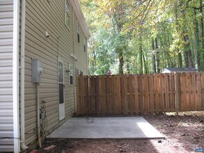 270 Albert Ct in Charlottesville, VA - Foto de edificio - Building Photo