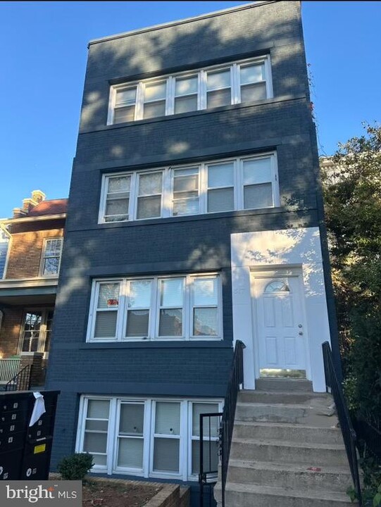 517 7th St NE in Washington, DC - Foto de edificio