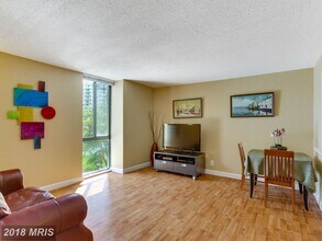 6800 FLEETWOOD Rd, Unit 414 in McLean, VA - Building Photo - Building Photo