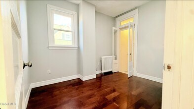 554 Washington Ave in Albany, NY - Foto de edificio - Building Photo