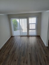 837 Amigos Way in Newport Beach, CA - Foto de edificio - Building Photo