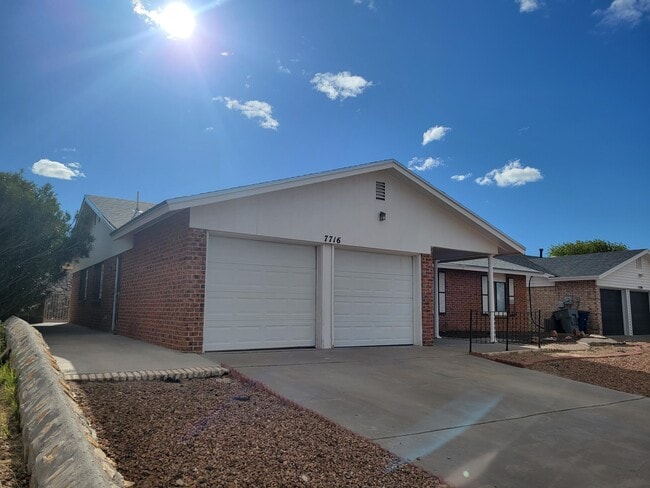 7716 Iroquois Dr in El Paso, TX - Building Photo - Building Photo