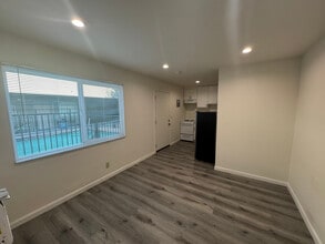 Haskell Apartments in Van Nuys, CA - Foto de edificio - Building Photo