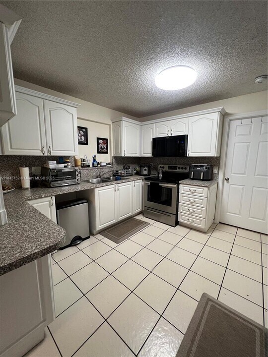 5070 Ponderosa Ln in Haverhill, FL - Building Photo