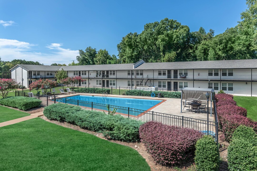 Courtyard Apartments in Opelika, AL - Foto de edificio