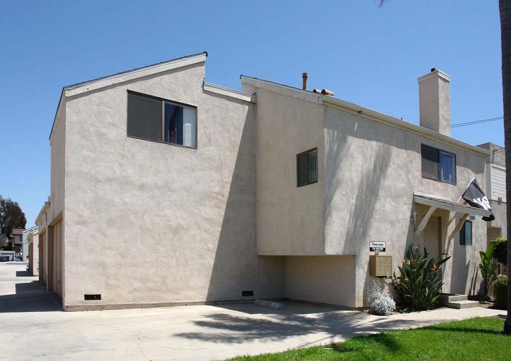 2114 Delaware St in Huntington Beach, CA - Building Photo