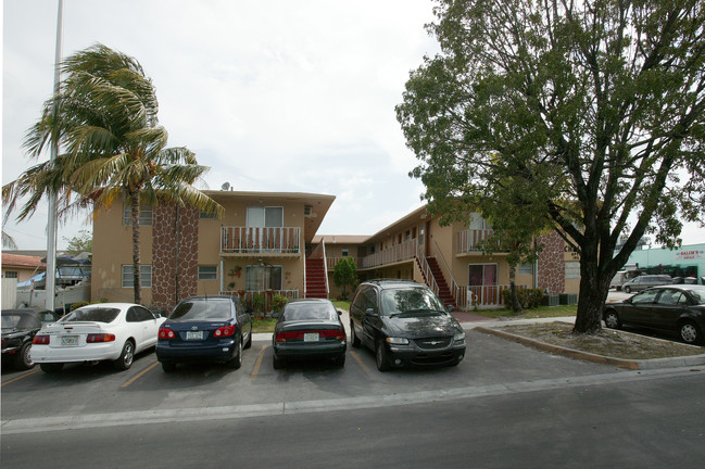 Chalet Apartments in Hialeah, FL - Foto de edificio - Building Photo