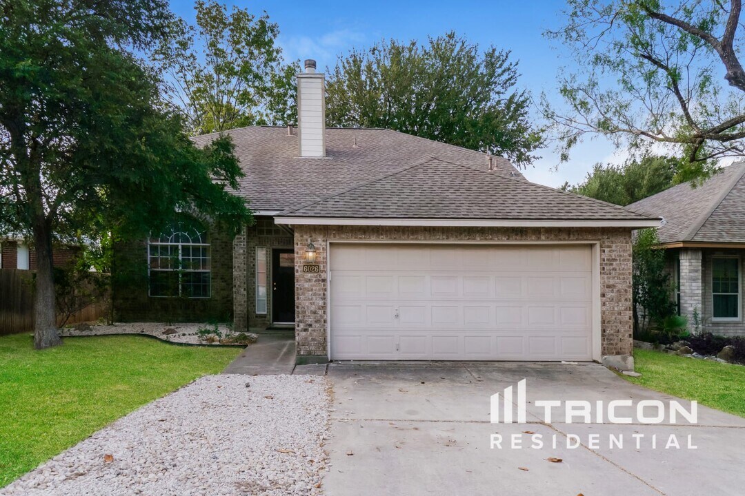 6026 Elk Valley in San Antonio, TX - Building Photo