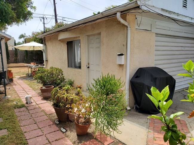 2418 32nd St, Unit Guest House