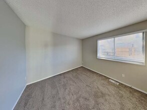 12191 Newport Dr in Brighton, CO - Foto de edificio - Building Photo