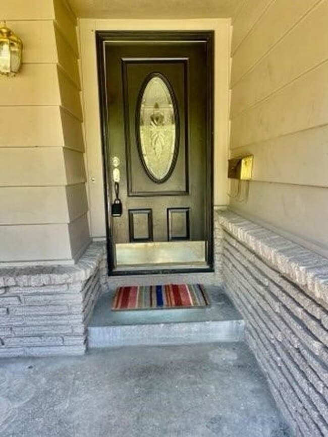1360 San Clemente Wy in Sacramento, CA - Building Photo - Building Photo