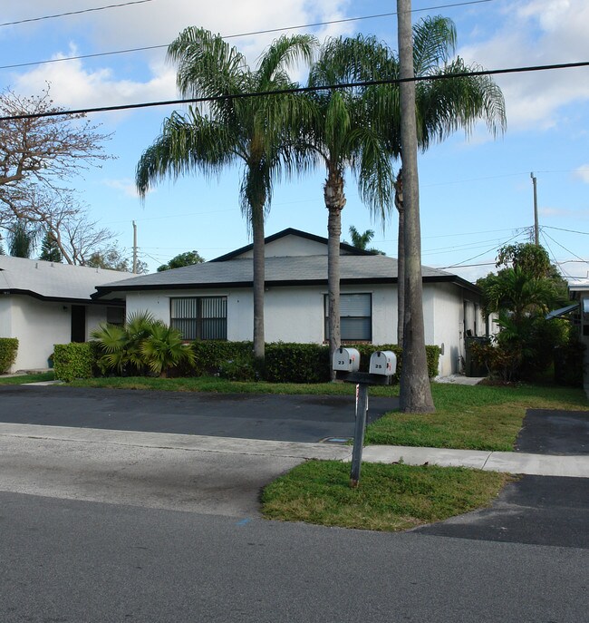 19-21 SE 4th Ter in Dania Beach, FL - Foto de edificio - Building Photo
