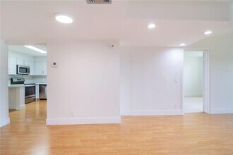 491 Racquet Club Rd, Unit 212 in Weston, FL - Foto de edificio - Building Photo