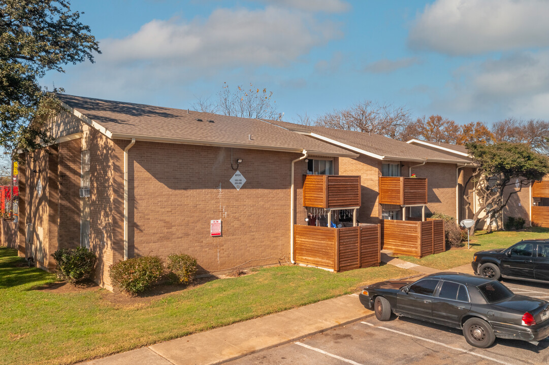 Villas Del Rey Apartments in Dallas, TX - Building Photo