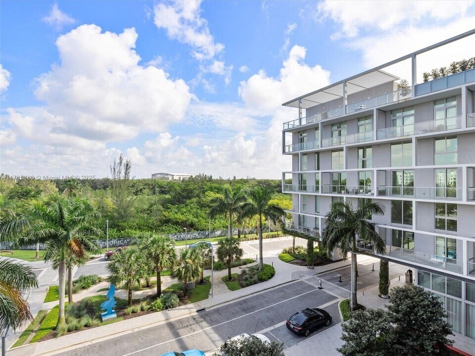 2000 Metropica Wy in Sunrise, FL - Building Photo