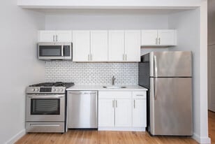 679 Grandview Ave, Unit 2 in Ridgewood, NY - Building Photo