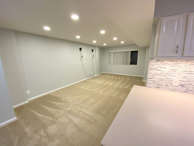 5340 Holmes Run Pky, Unit 202 in Alexandria, VA - Building Photo - Building Photo