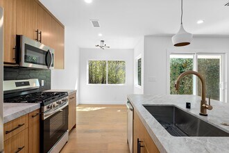 1127 16th St, Unit E in Santa Monica, CA - Building Photo - Building Photo