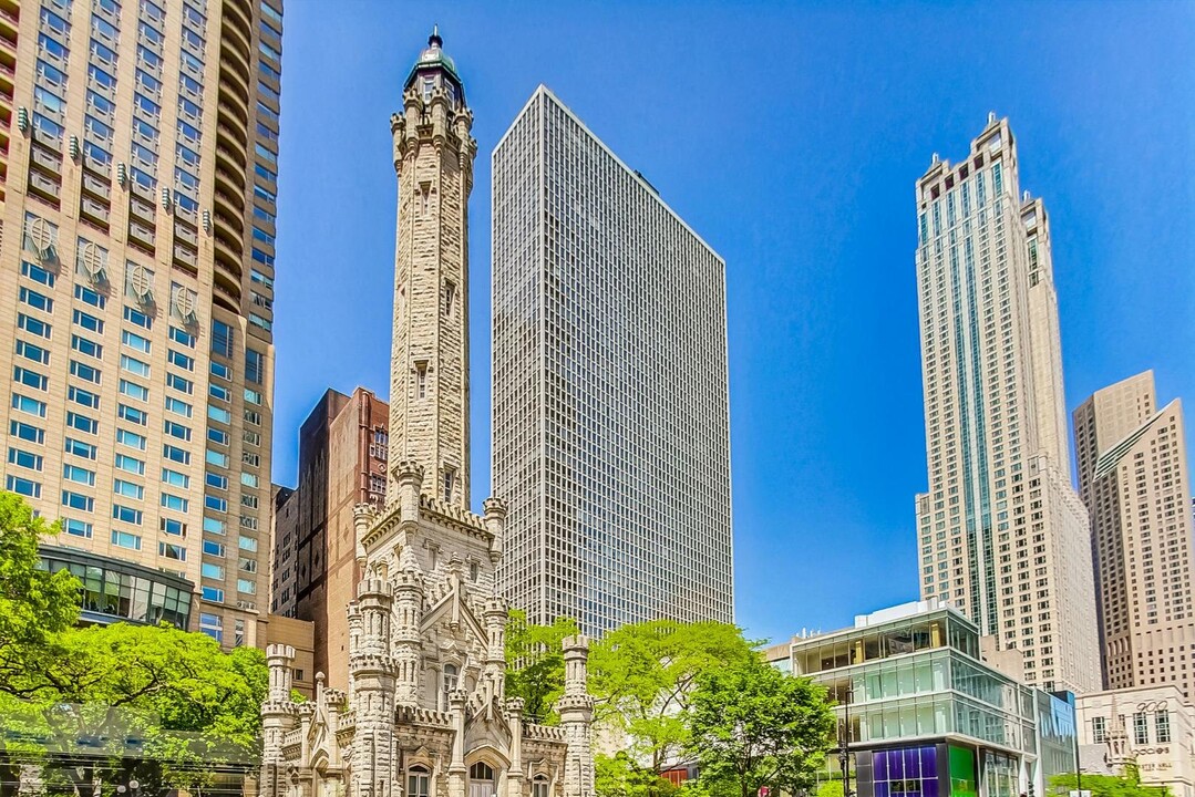 111 E Chestnut St in Chicago, IL - Building Photo