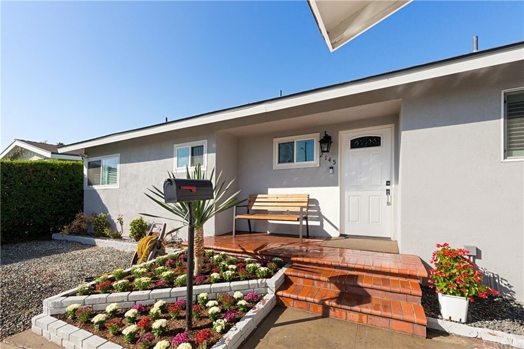 2145 W Cris Ave, Unit Room 1 in Anaheim, CA - Building Photo