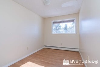 Oakdale Apartments in Prince Albert, SK - Building Photo - Building Photo