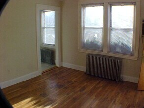 16 Newton St, Unit 2 in Waltham, MA - Foto de edificio - Building Photo