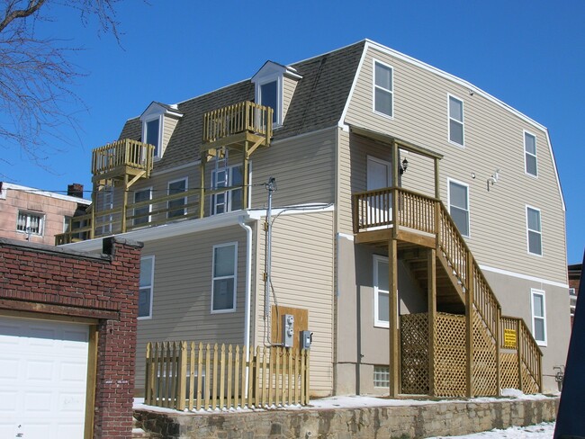 338 S Augusta Ave, Unit B in Baltimore, MD - Foto de edificio - Building Photo