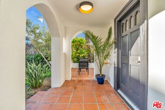 1006 N Crescent Heights Blvd in West Hollywood, CA - Building Photo - Building Photo