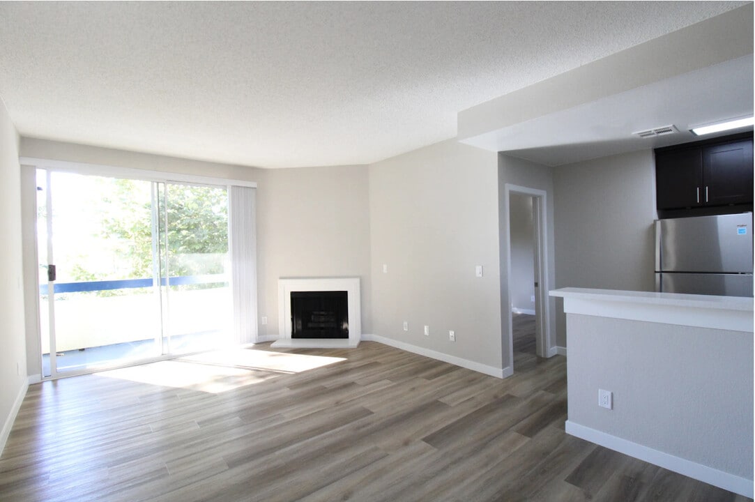 Vassar Terrace in Canoga Park, CA - Building Photo