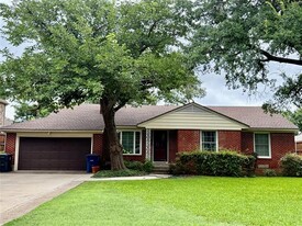 9450 Thornberry Ln in Dallas, TX - Building Photo