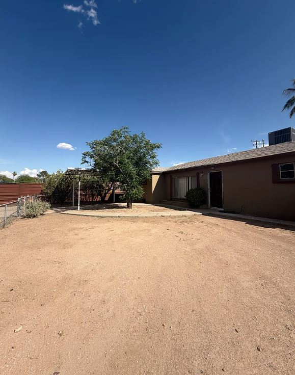 property at 909 W Milton St